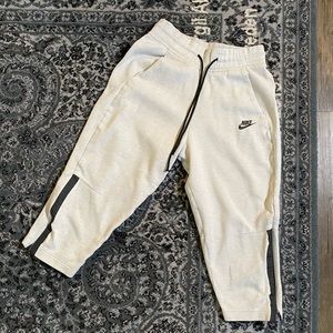 Nike Tech Fleece Cropped Sweatpants